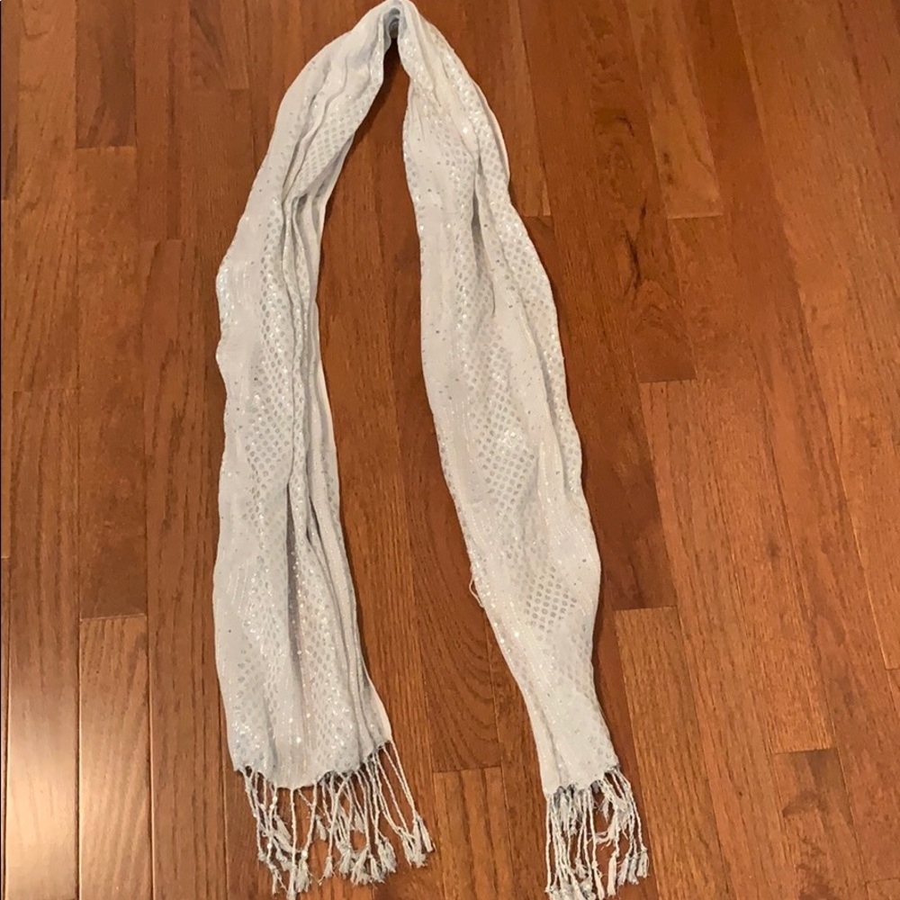 Cute white and silver scarf!